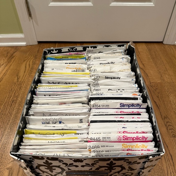 Lot of 103 Sewing Patterns - Picture 1 of 4